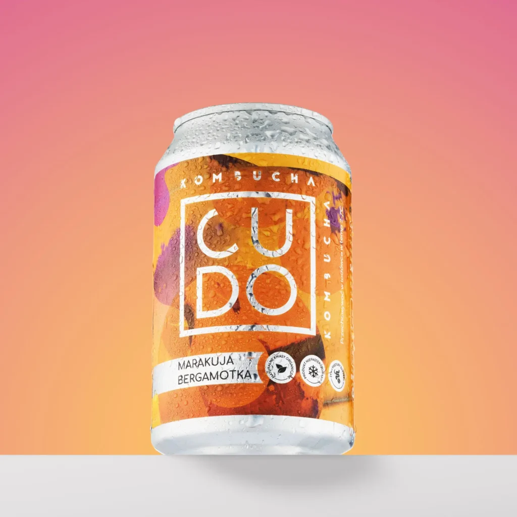 Packshot puszki Cudo Kombucha na kolorowym tle