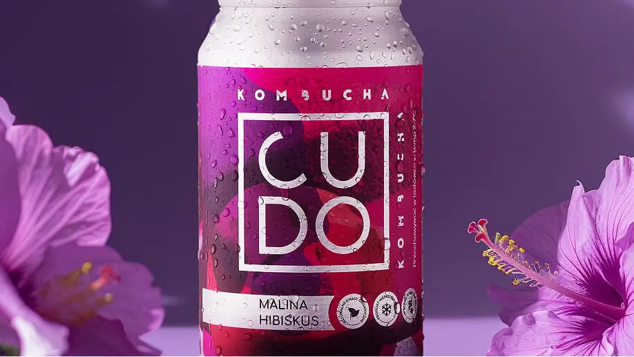 Packshot – napój Cudo Kombucha w puszce, smak hibiskus, zdjęcie produktowe | Packshot Warszawa