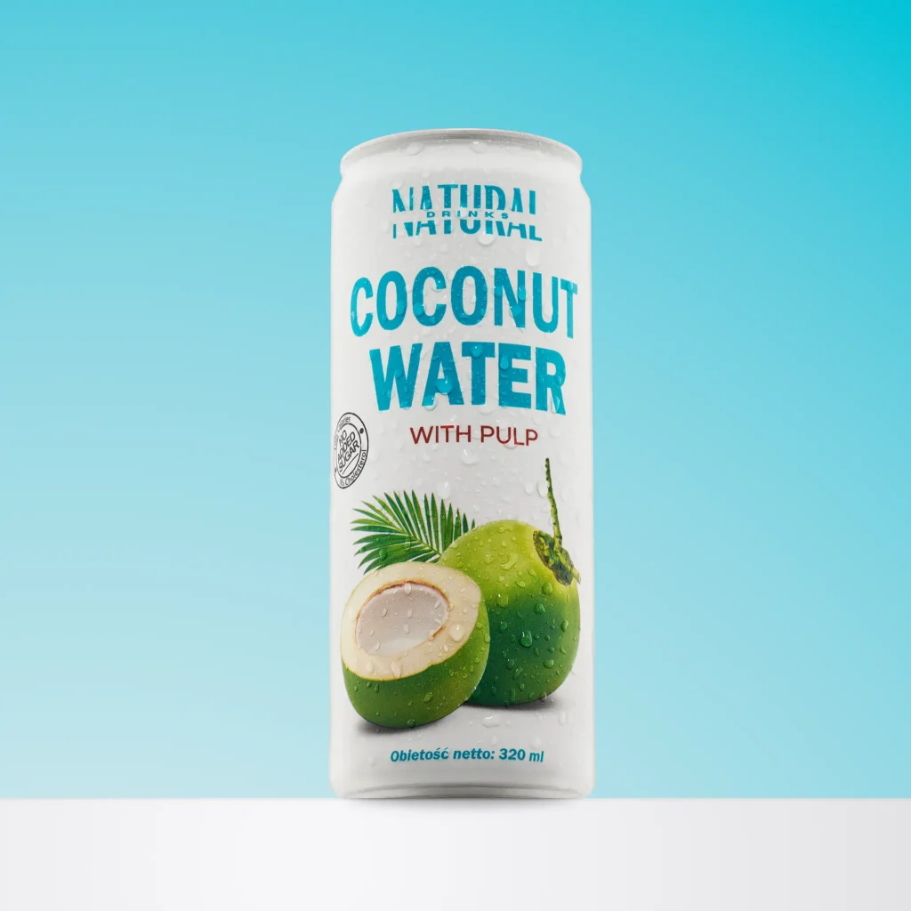 Packshot puszki wody kokosowej na niebieskim tle