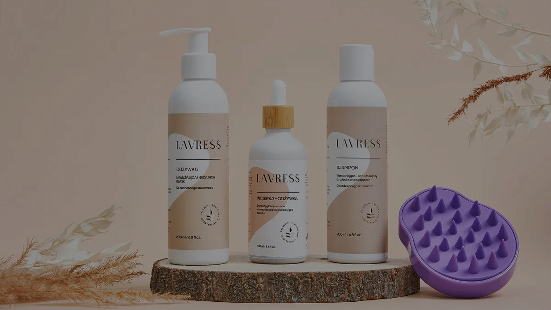 Profesjonalna fotografia produktowa kosmetyków marki Lavress. Kompozycja typu packshot z szamponem, odżywką, wcierką i masażerem na drewnianym podeście w beżowej aranżacji.