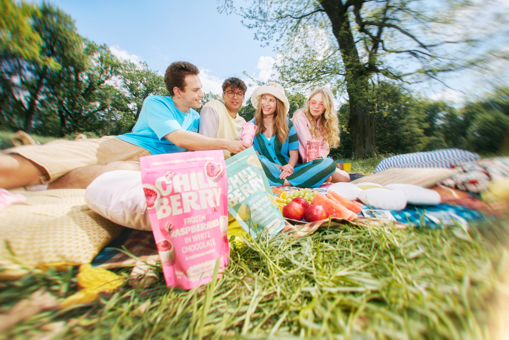 Kadr z kampanii reklamowej Chillberry – znajomi na pikniku w plenerze, opakowanie produktu na pierwszym planie