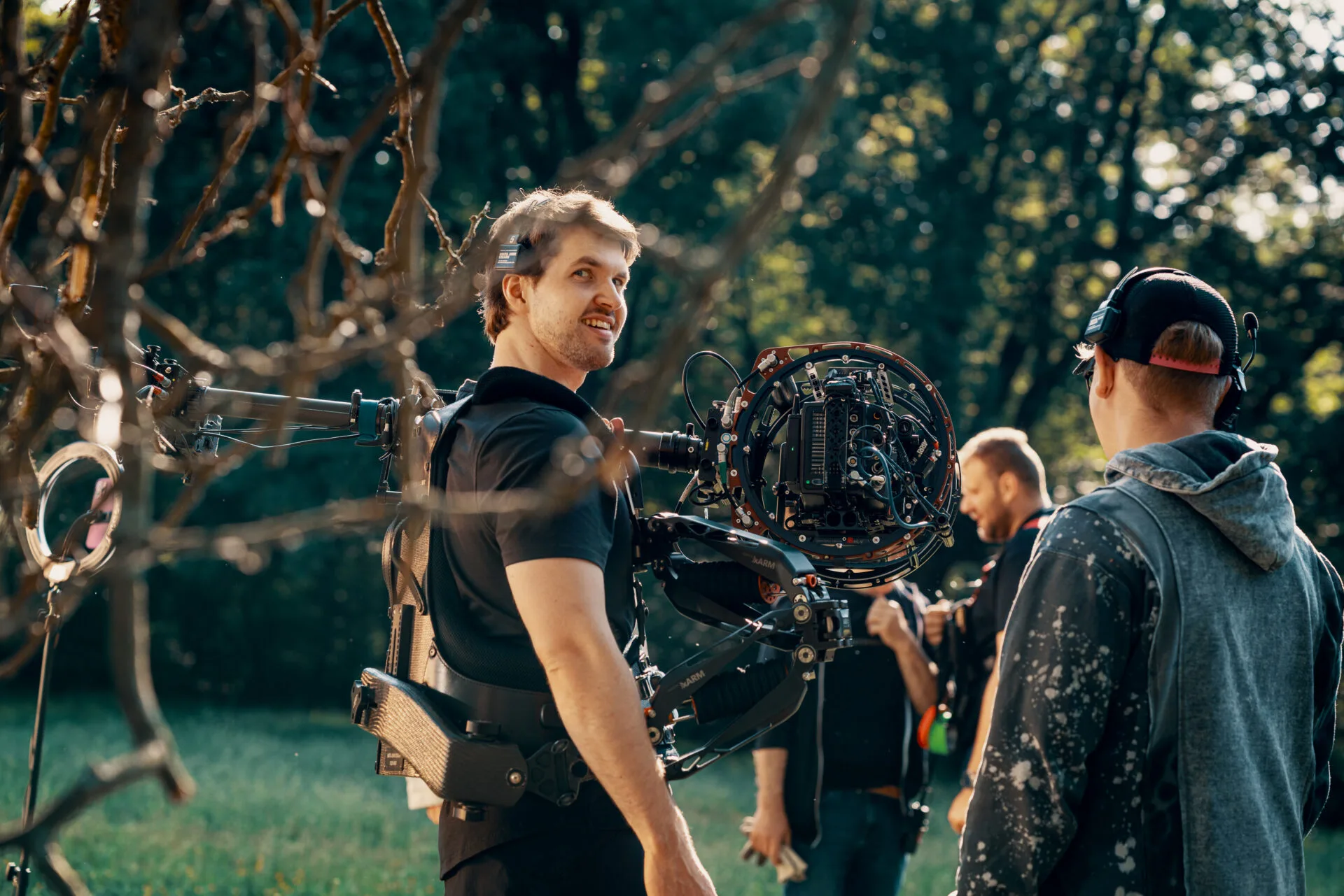 Operator ze stabilizatorem kamery na planie kampanii Chillberry – backstage produkcji filmowej