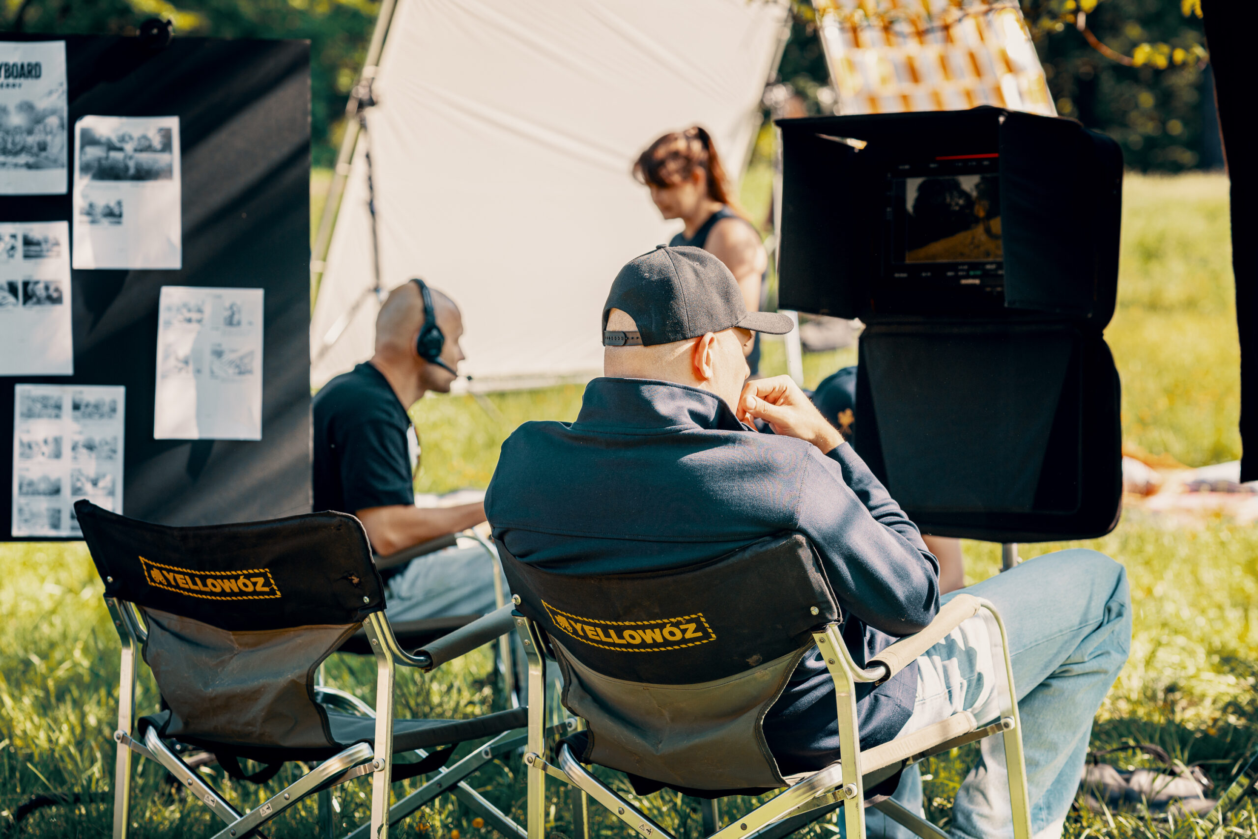 Stanowisko podglądu na planie filmu Chillberry – ekipa przy monitorach, obok tablica ze storyboardem