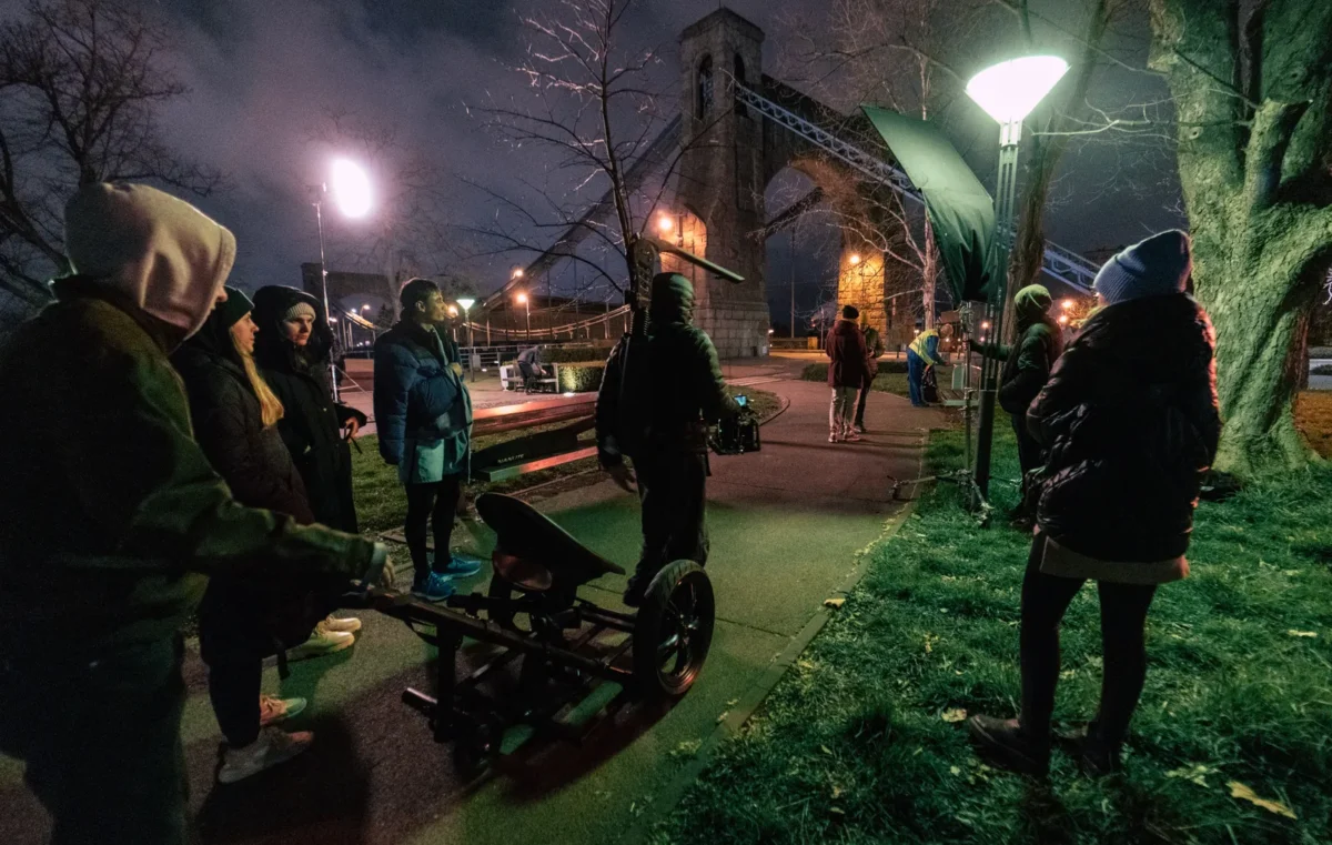 Nocne zdjęcia do filmu reklamowego przy moście Grunwaldzkim we Wrocławiu, ekipa Packshothouse na planie
