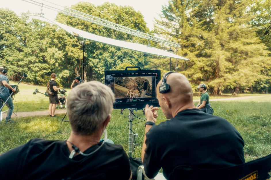 Ekipa Packshothouse na planie filmu reklamowego we Wrocławiu — reżyser i operator przy monitorze