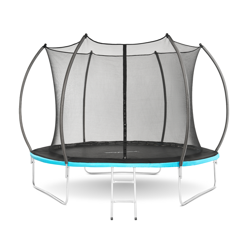 Trampolina ogrodowa z siatką ochronną i drabinką na białym tle – packshot produktu wielkogabarytowego do sklepu internetowego