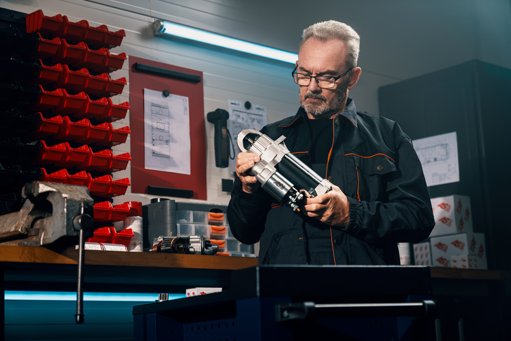 Mechanik ogląda rozrusznik AS-PL w warsztacie – zdjęcie z sesji reklamowej przygotowanej na podstawie briefu
