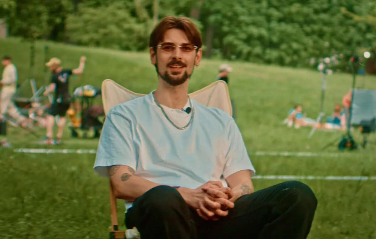 Maciek Kozieł, właściciel marki Chillberry, podczas wywiadu na planie kampanii