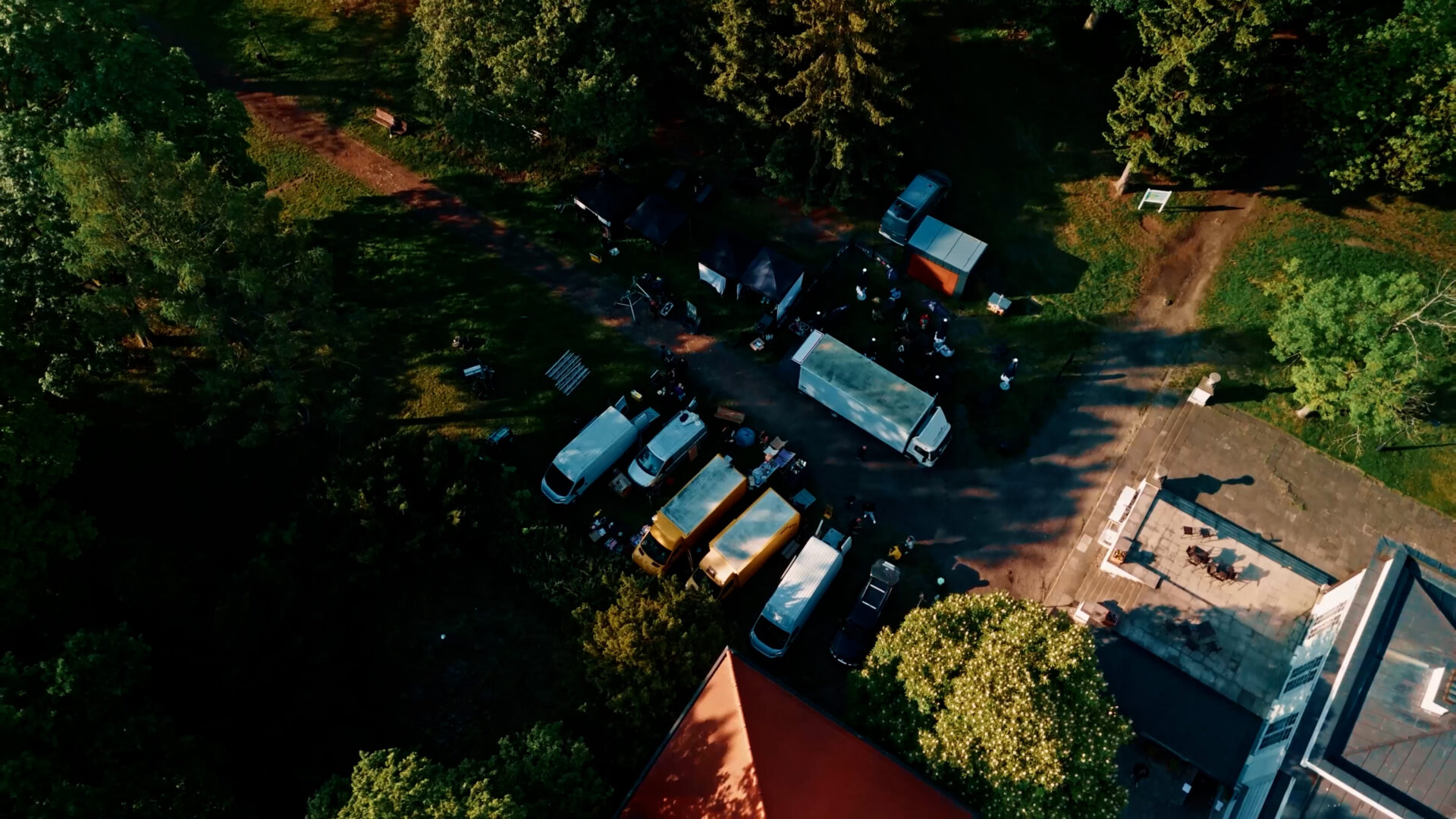 Baza produkcyjna Packshothouse na planie zdjęciowym z lotu drona – samochody techniczne, namioty i sprzęt filmowy