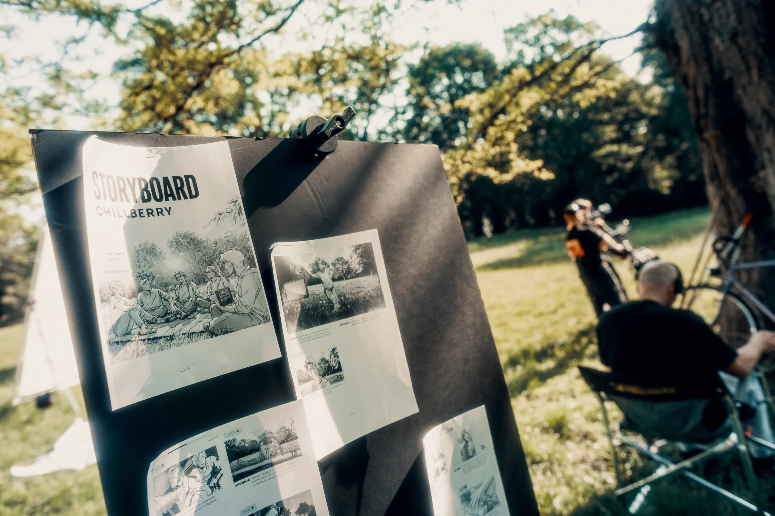 Storyboard filmu reklamowego Chillberry przypięty na planie zdjęciowym w parku – preprodukcja w praktyce