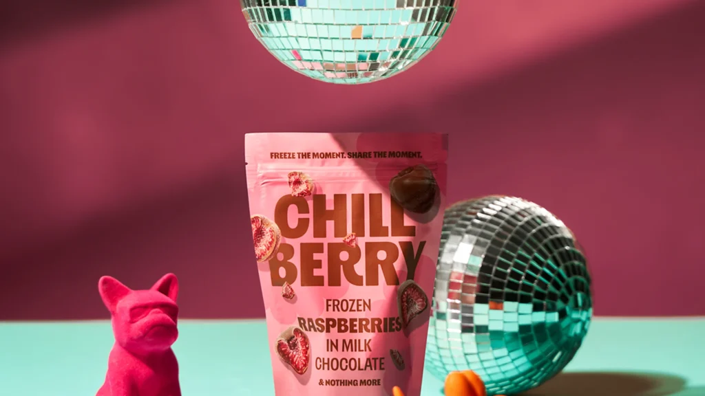 Key visual kampanii Chillberry – opakowanie z kulami disco na intensywnym tle – Packshothouse